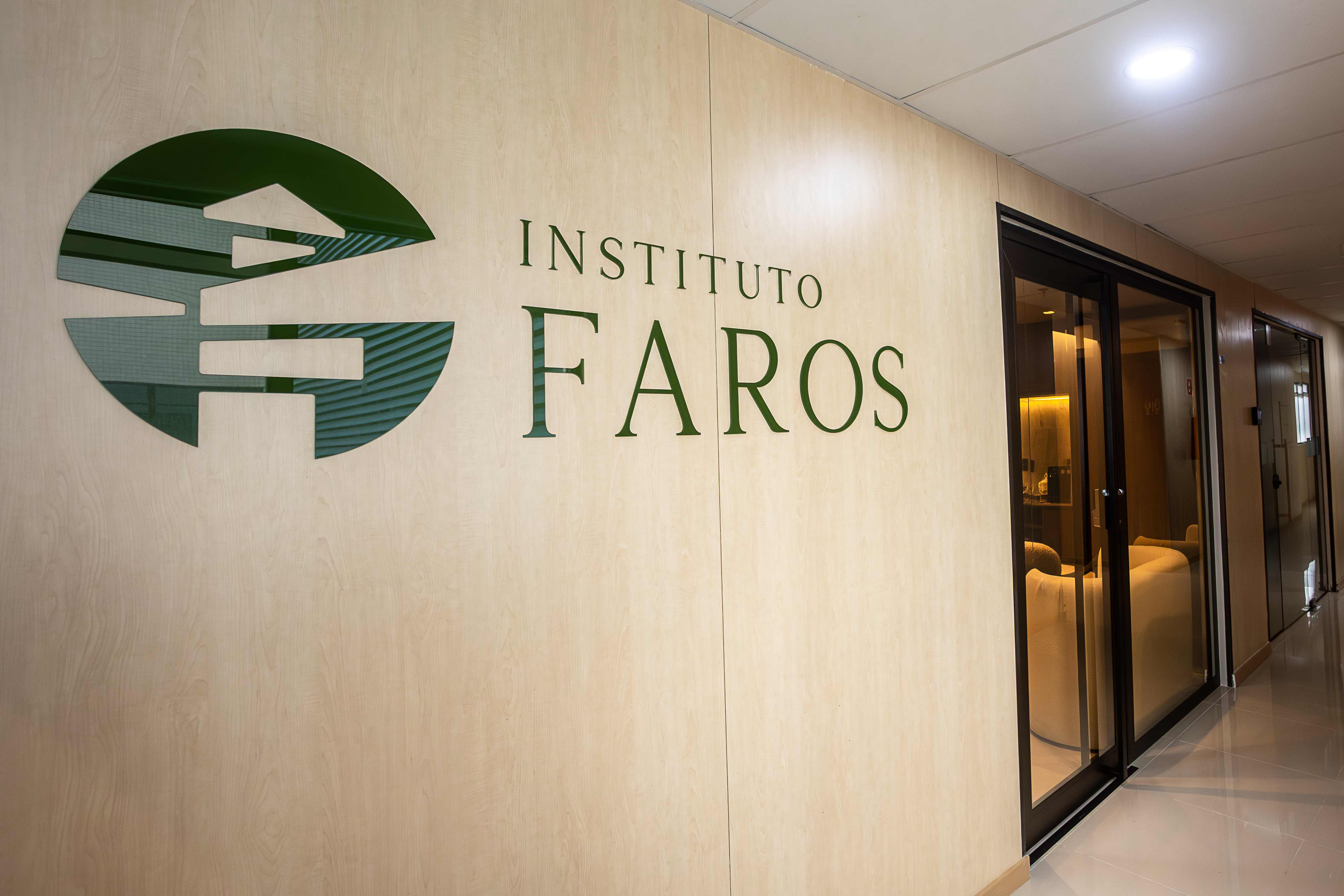 Corredor do Instituto FAROS com logo e salas de atendimento