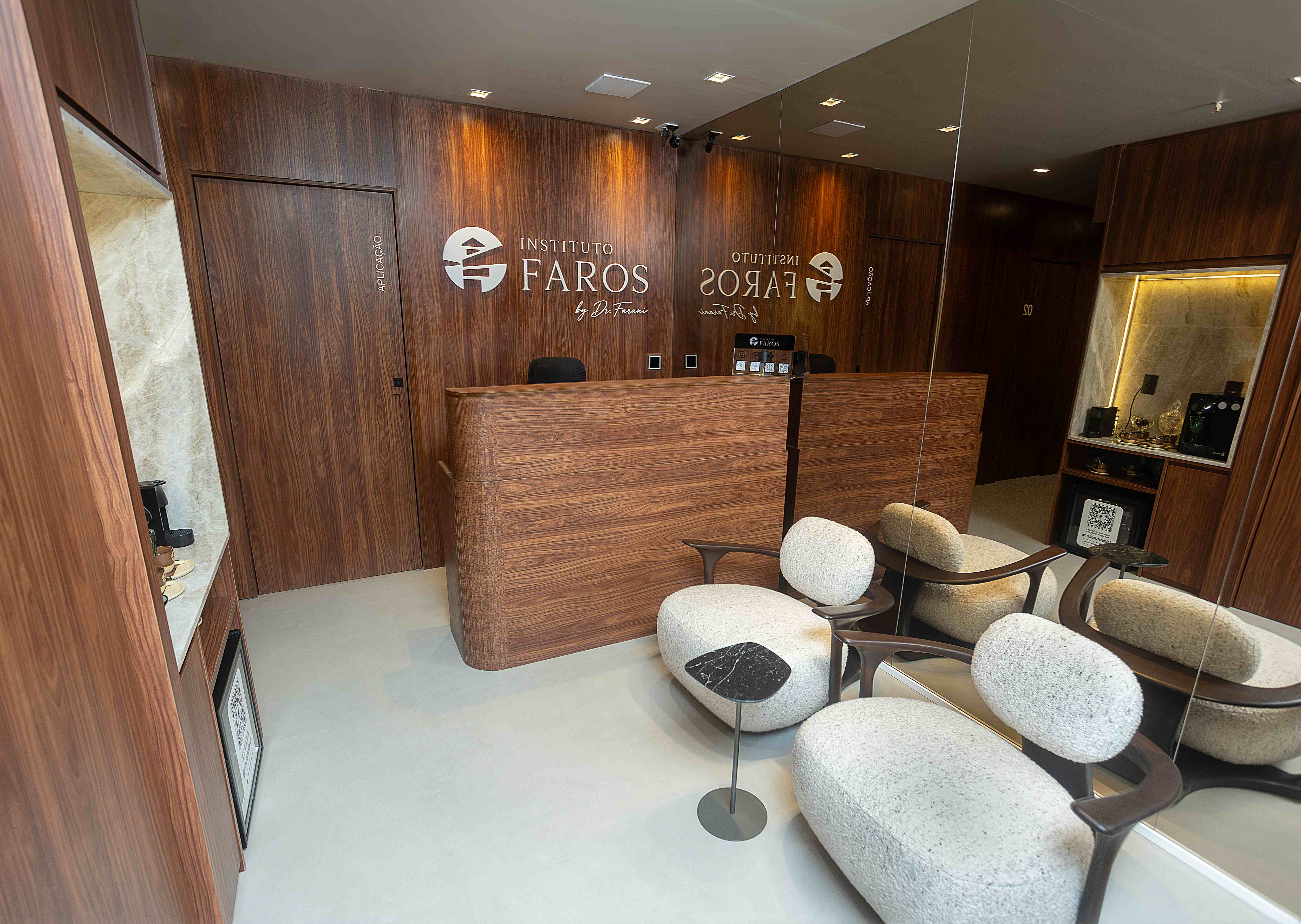 Sala de espera do Instituto FAROS com poltronas