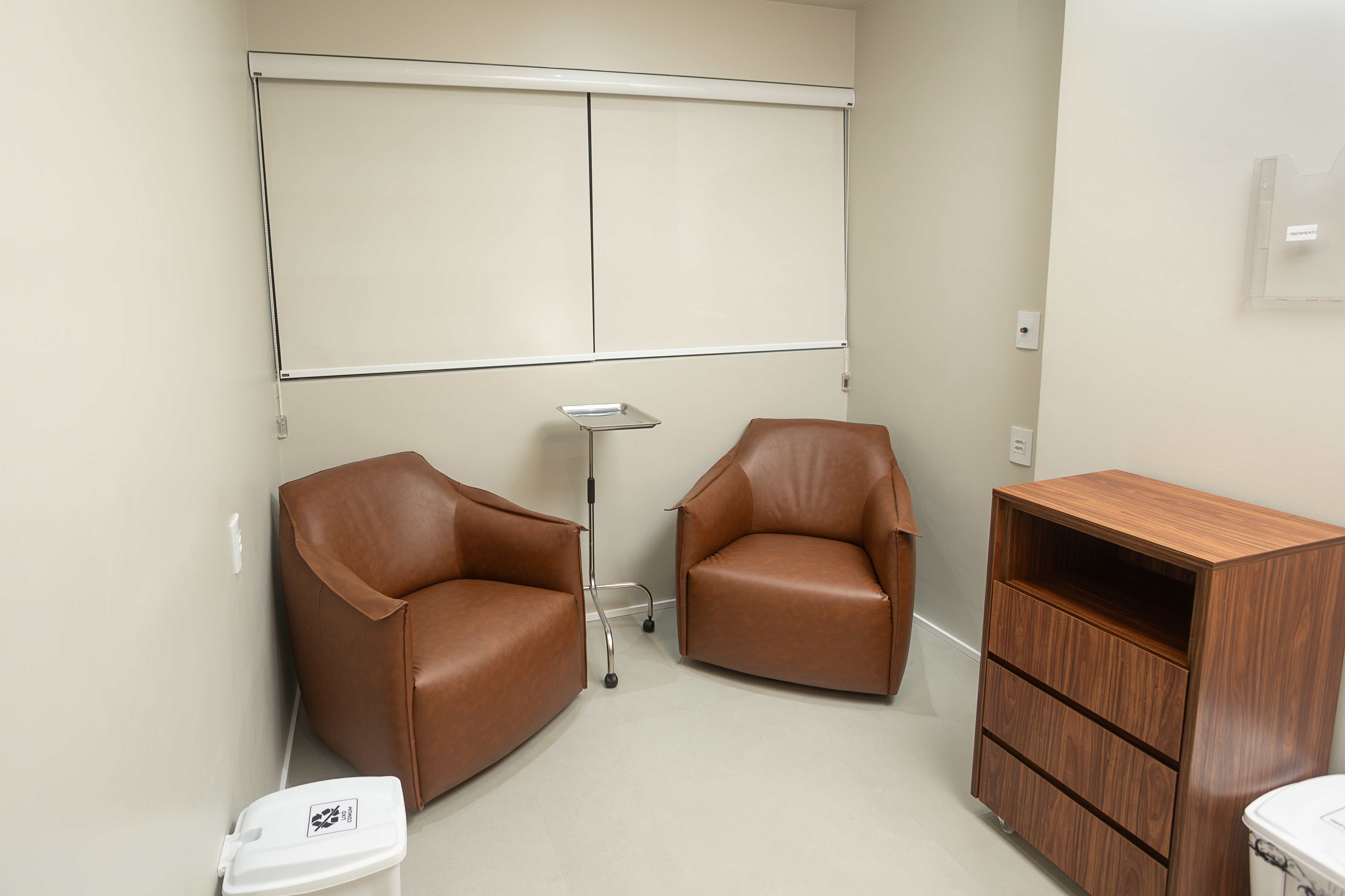 Sala de procedimento com poltronas de couro